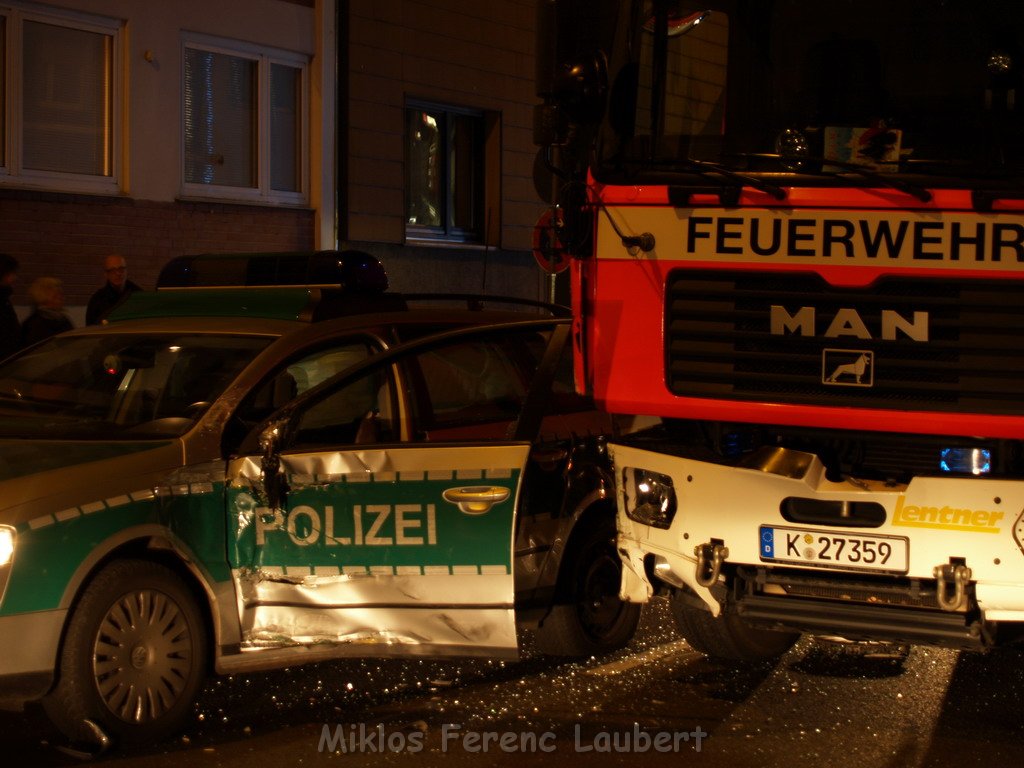 VU Einsatzfahrt Feuerwehr Polizei Koeln Muelheim Deutz Muelheimerstr  P03.JPG